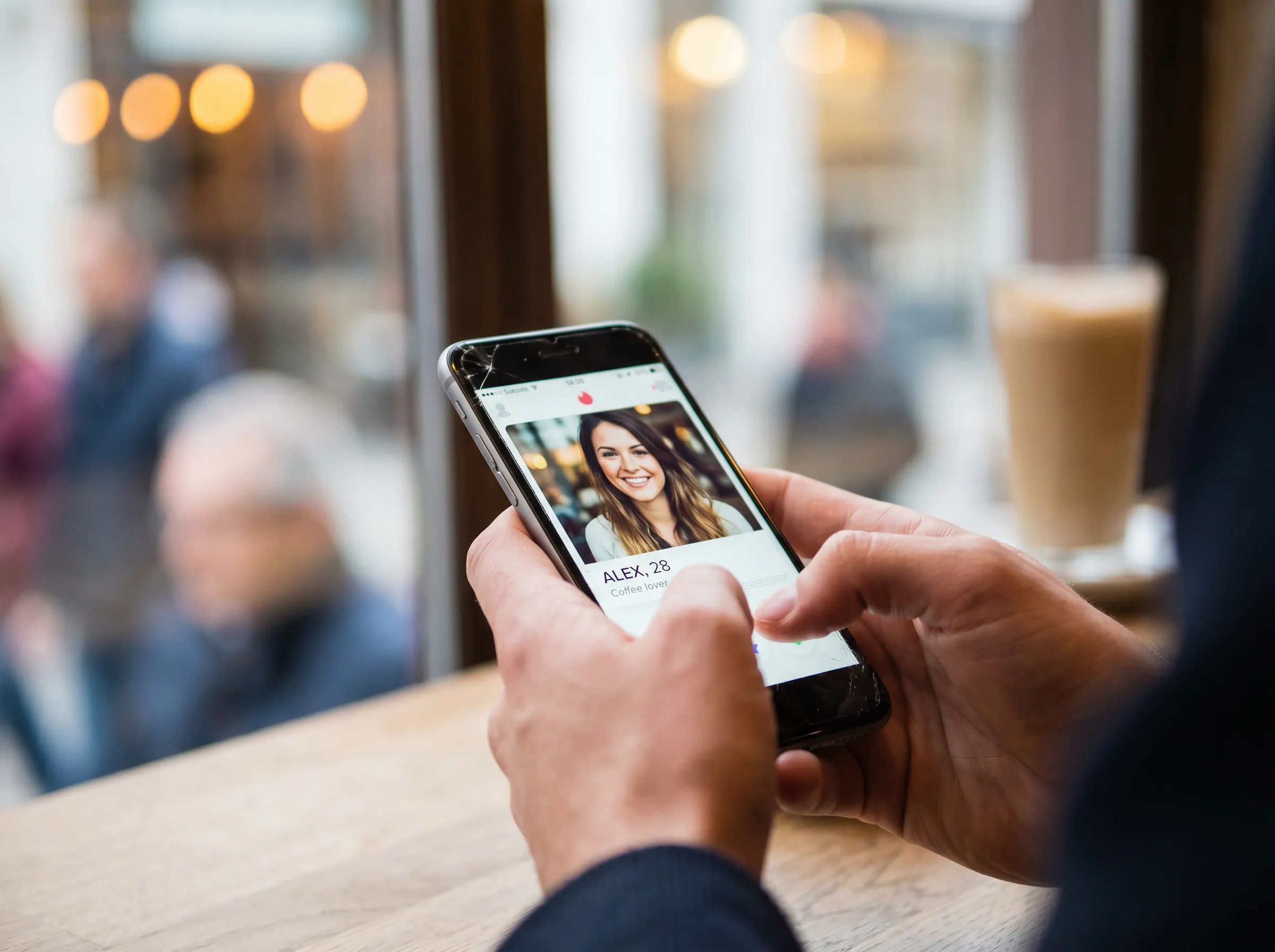 Realistiset tekoäly deittailusovelluksen profiilivalokuvat oikeista selfieistä - Fotto.AI