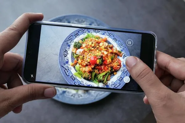 AI cropping tool adjusting food image composition - Fotto.AI
