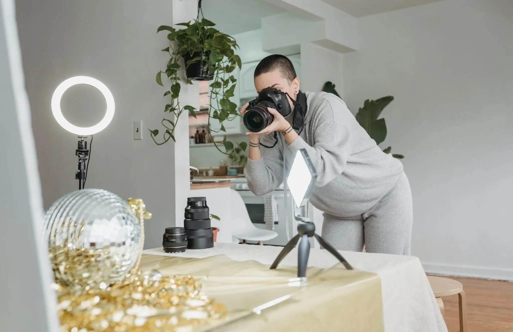 Фотограф настраивает освещение для съемки продукта - Fotto.AI