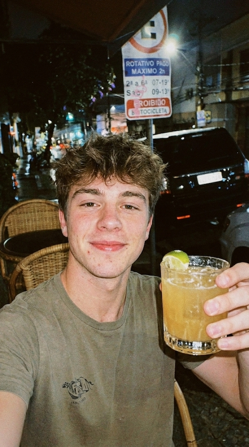 Voorbeeld van een AI-gegenereerde Hinge-profielfoto